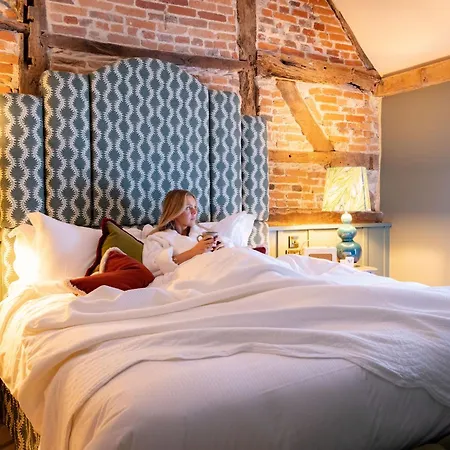 The Coat And Bear - A Heartwood Inn-3