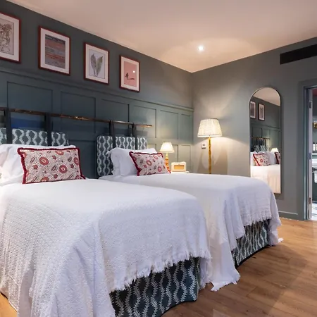 The Coat And Bear - A Heartwood Inn-2