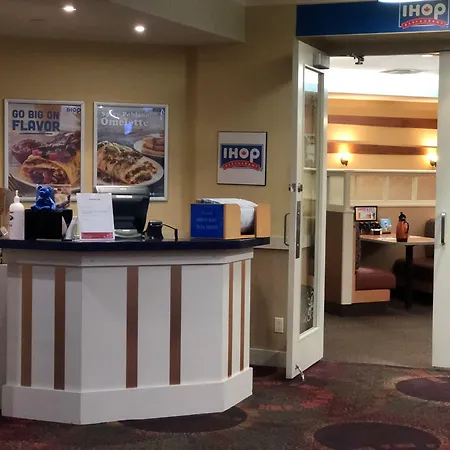 Ramada By Wyndham Niagara Falls/Fallsview-3