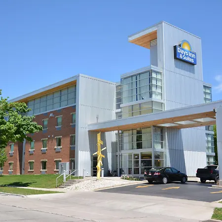 Days Inn & Suites By Wyndham Milwaukee-2