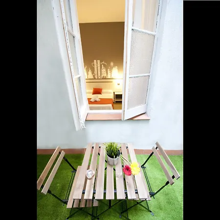 Hostal Live Barcelona-3