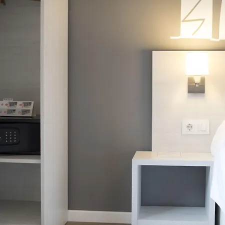 Hostal Live Barcelona-2