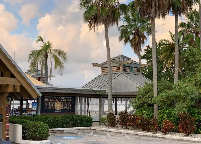 Resort Condo, Private Beach, Balcony With Water Views Bayside Retreat Ruskin