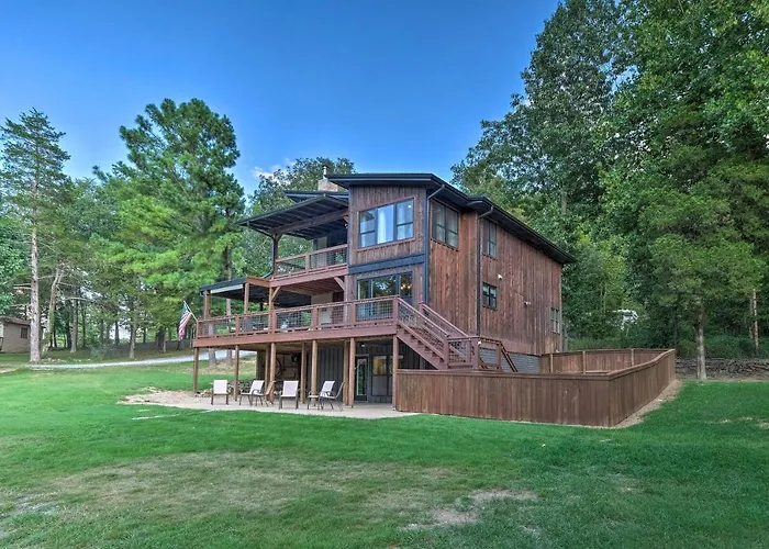 Waterfront Beaver Lake Hideaway W/ Kayaks & More!
