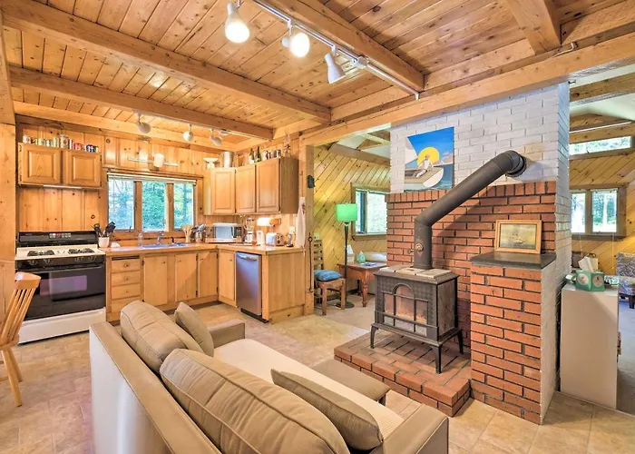 1 Mi To Downtown Bbh: Coastal Cabin W/ Deck & Yard