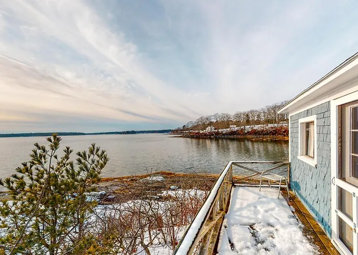 Spacious Waterfront Estate & Cabins W/ Porch, Fireplace, Kayaks & Free Wifi