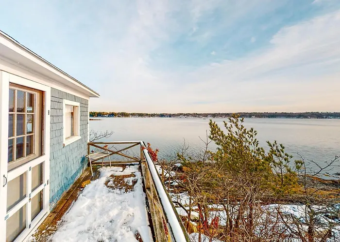 Spacious Waterfront Estate & Cabins W/ Porch, Fireplace, Kayaks & Free Wifi