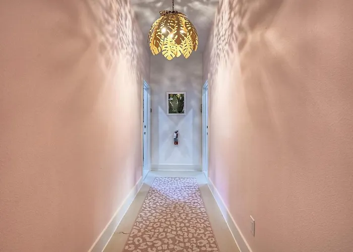 Room 8 Oleander Hotel Downtown Galveston Hotel Near Cruise Terminal & Beach