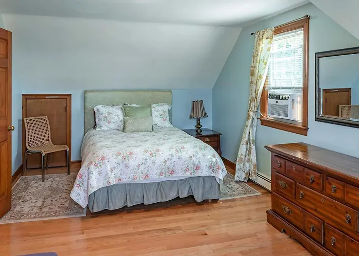 Walk To Beach & Main St: Dog-Friendly Cape Cod Gem