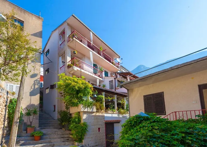 Apartments And Rooms With Wifi Makarska - 11063