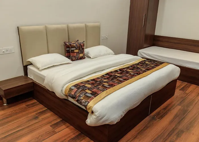 De Manora Homes - Unpretentious Hotel With A Garden , Posh Area Ranjit Avenue