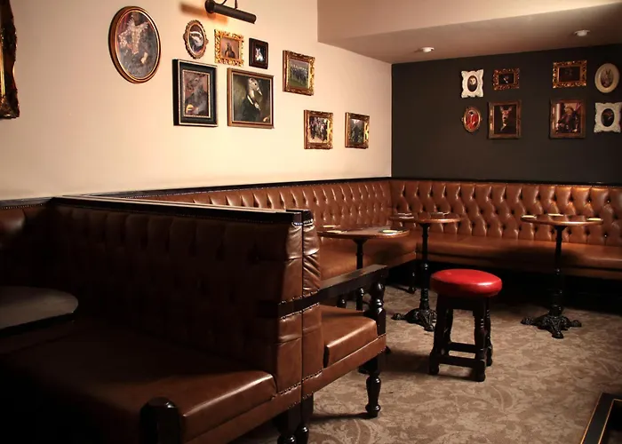 White Hart Hotel & Apartments