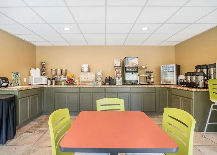 Econo Lodge Inn & Suites