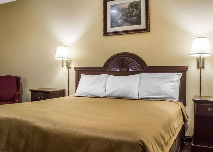 Econo Lodge & Suites Airport North Syracuse