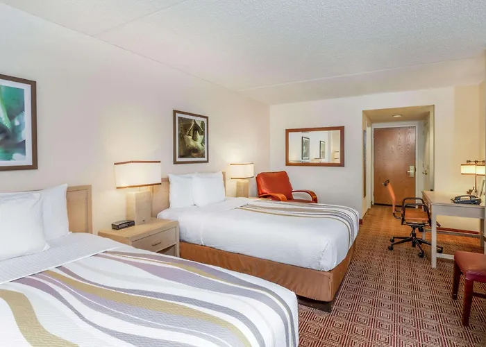 La Quinta By Wyndham Garden City