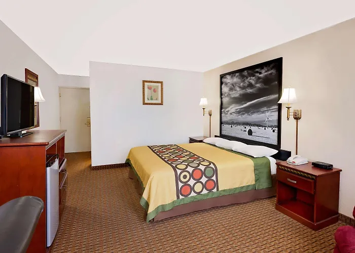 Super 8 By Wyndham Plainview