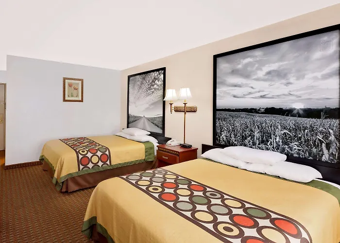 Super 8 By Wyndham Plainview