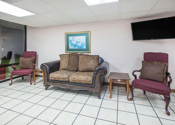 Super 8 By Wyndham Clinton