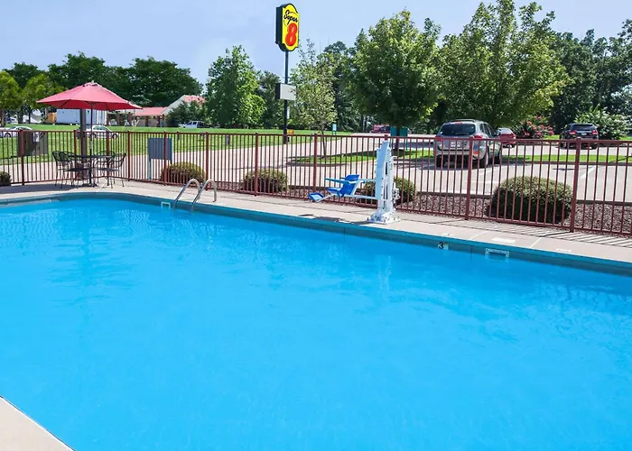 Super 8 By Wyndham Clinton