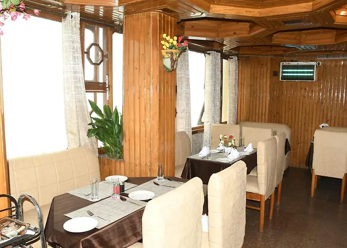 Hotel Auckland - Near Mall Road