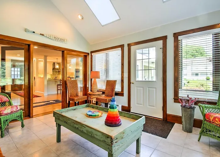 Large Kennebunk Home, Walk To Beach < 2 Mi To Town