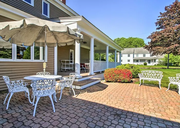 Large Kennebunk Home, Walk To Beach < 2 Mi To Town