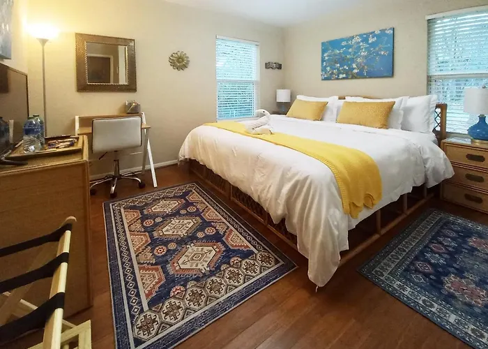 King Bed In Relaxing Oasis, With Free Snack/Wi-Fi/Parking