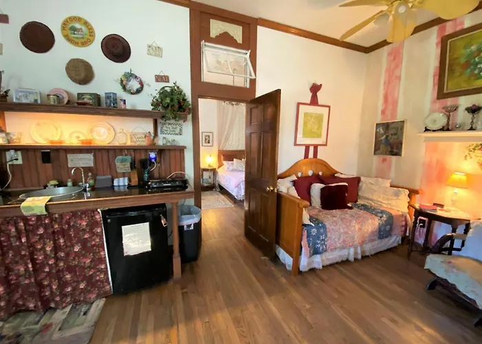 The Victorian Cottage At Creekside Camp & Cabins