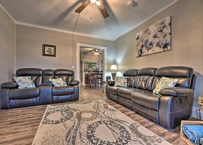 Walk To Niagara Falls! Family Home W/ Yard