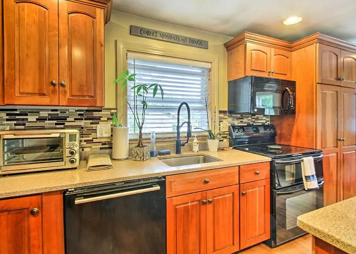 Walk To Beach: Maine Home W/ Hot Tub & Deck!