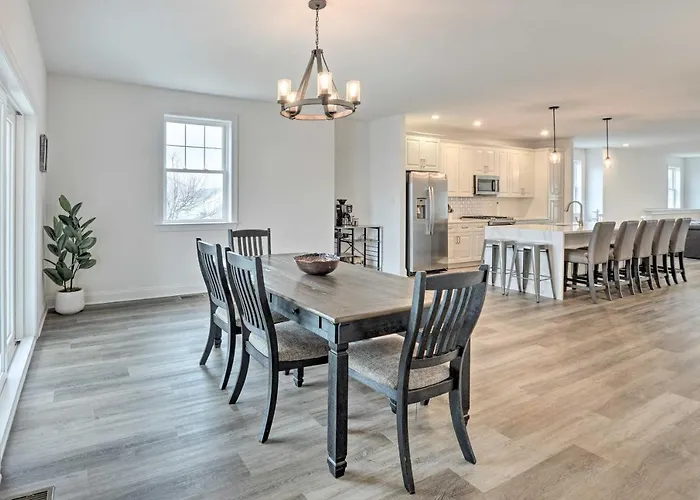 New Townhome < Half Mi To Beach!