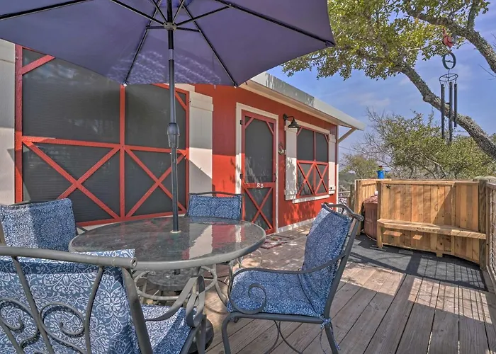 Kerrville Converted Barn Tiny Home W/ Kayaks!