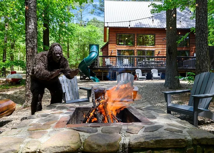 Hickory Bear Cabin: Pines, Hot Tub & Family Fun