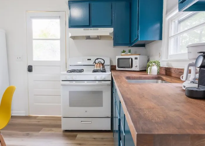 Retro Retreat Renovated 2Br, Desk, No Chore List!