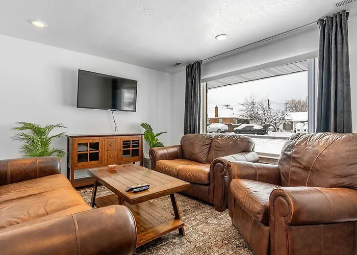 Modern Home Near Uvu And Byu With Hot Tub And Mountain Views