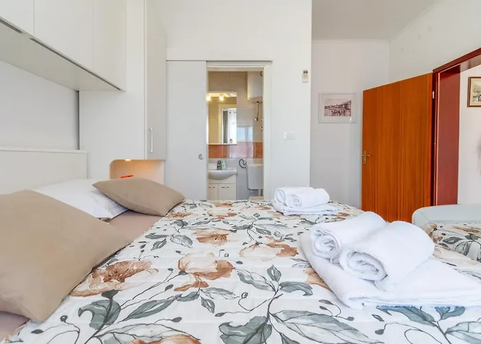 Sweet Triple Room In Makarska