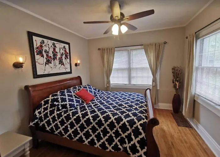 Prime Location! 4 Bedroom House Located Right Next To The Casino And The Falls