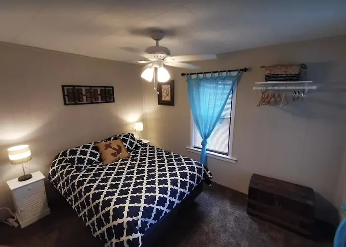 Prime Location! 4 Bedroom House Located Right Next To The Casino And The Falls