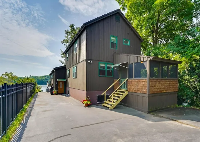 1902 Adirondack Lakehouse: Cozy Screened Porch