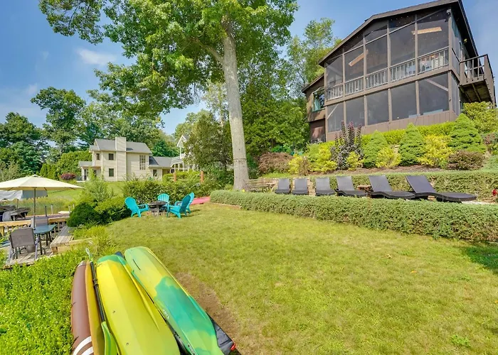 1902 Family Lakehouse: Screened Porch & Views