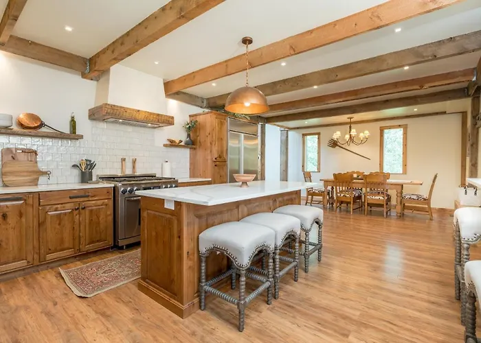 Bear Lodge With Private Pool, Hottub, And Sauna!
