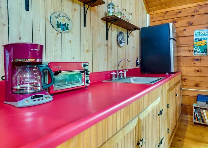 Pet-Friendly Jamestown Cabin W/ Fire Pit And Deck!