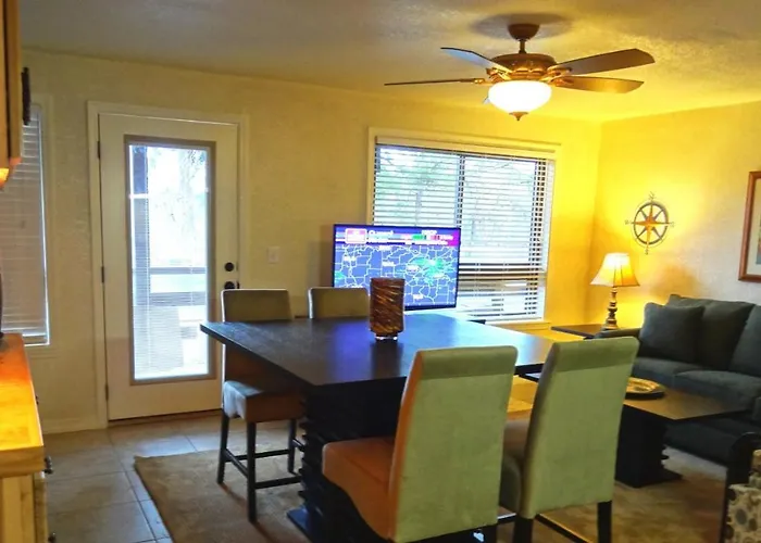 Lakeside Queen Cabana: Poolside Retreat with Full Kitchen