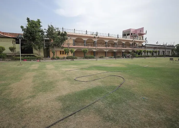 Hotel Mukund Dham-Near Mathura Railway Station