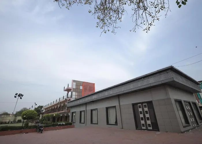 Hotel Mukund Dham-Near Mathura Railway Station
