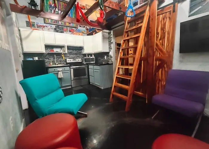 Downtown Chop Shop House, Huge Garage Pets Allowed