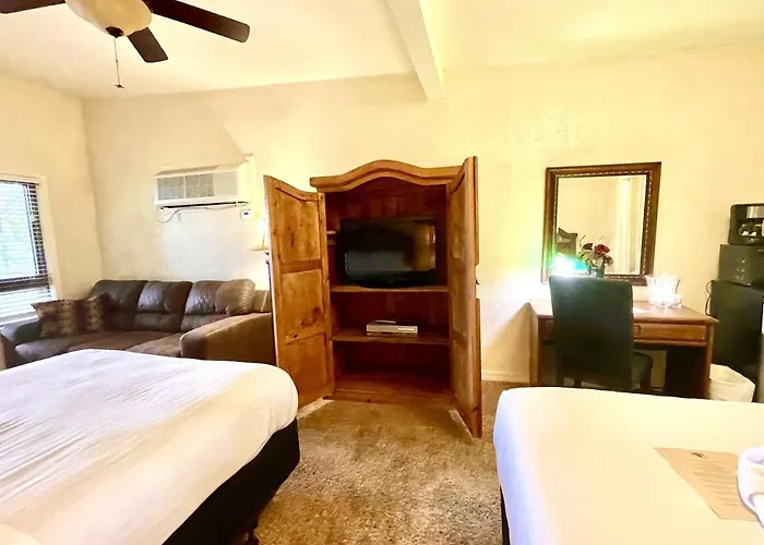 Mountain Harbor Queen Guest Room On Lake Ouachita