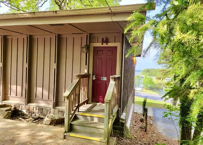 Mountain Harbor Queen Guest Room On Lake Ouachita