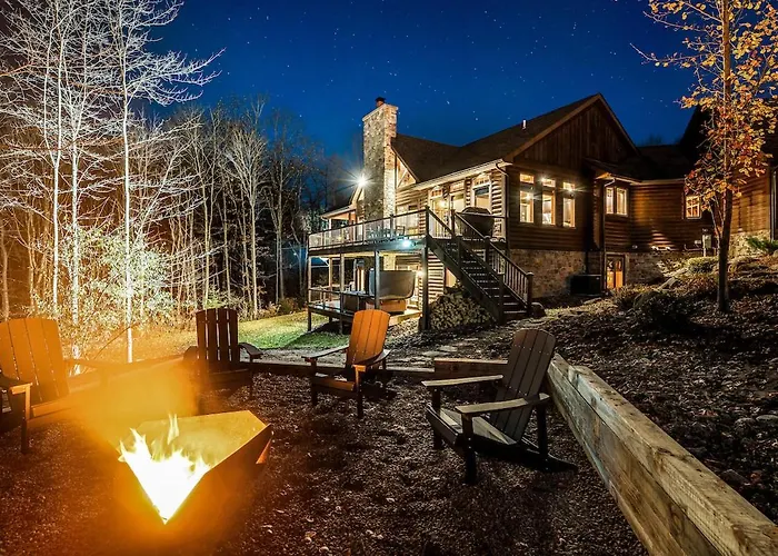Luxurious Chalet! Hot-Tub, Bonfire & Ideal Location For Skiing & Town