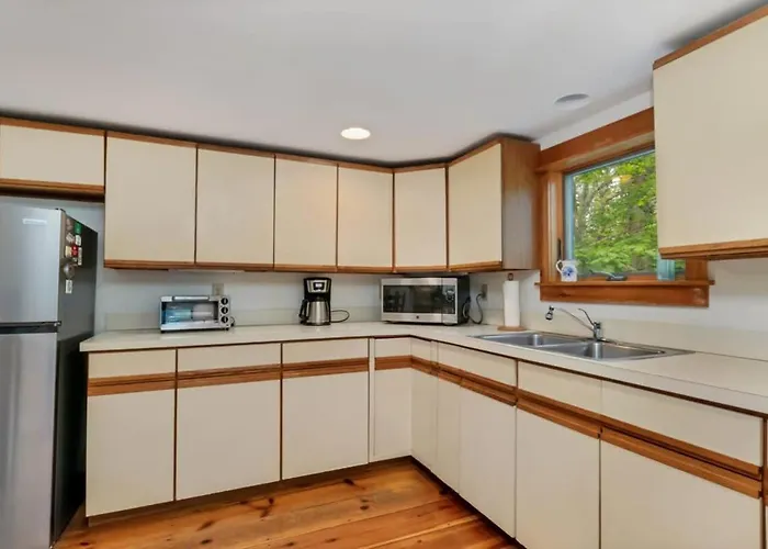 Brewster Retreat Near Bay Beaches & Dining